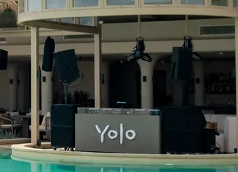 עמדת די-ג'יי עם הכיתוב Yolo